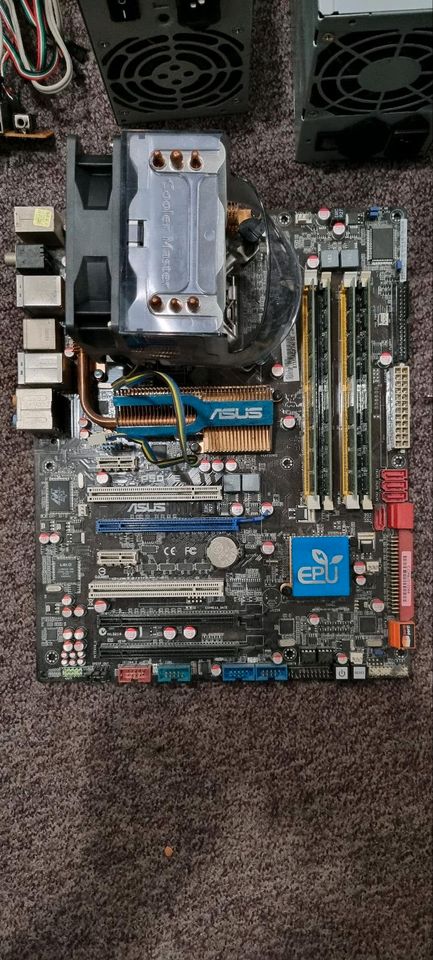 Alte PC Teile Sammlung Asus P5Q-E Mainboard Netzteile in Haan