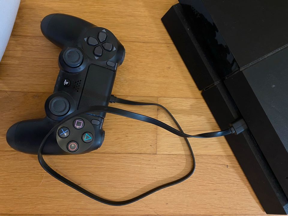 PlayStation 4 (PS4) Konsole + 2 Controller + Spiel FIFA in Leipzig