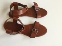 Cos Sandalen Gr. 40 Leder braun Römer Boho Skandi Minimalist NEU! Hessen - Neu-Isenburg Vorschau