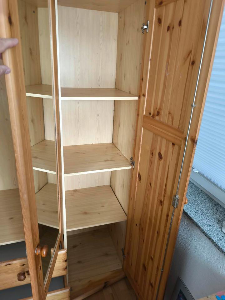 Kleiderschrank Holz massiv mit Spiegel und Schubladen gebraucht in Bünde