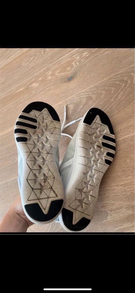 Sneaker weiß Nike flex Gr. 38,5 weiß in Regenstauf