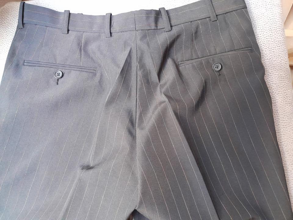 Herren Anzug , schwarz mit farbigen Längsstreifen, Gr. 48 in Ohrdruf