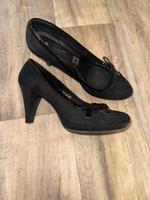 Damen Pumps von Bugatti Größe 40 schwarz mit Hochglanz Schleife Sachsen-Anhalt - Teuchern Vorschau