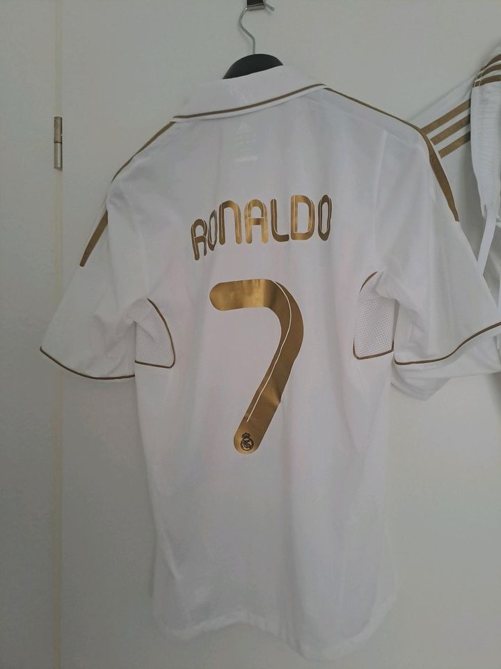 Ronaldo Trikot CR7 Real Madrid mit Hose 2011/2012 *neu* original in Flensburg
