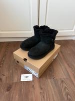 UGG Boots Damen Mini Bailey Button Il schwarz 37 Niedersachsen - Emden Vorschau
