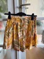 Cos Shorts 100% Seide gelb, xs, neuwertig Berlin - Wilmersdorf Vorschau
