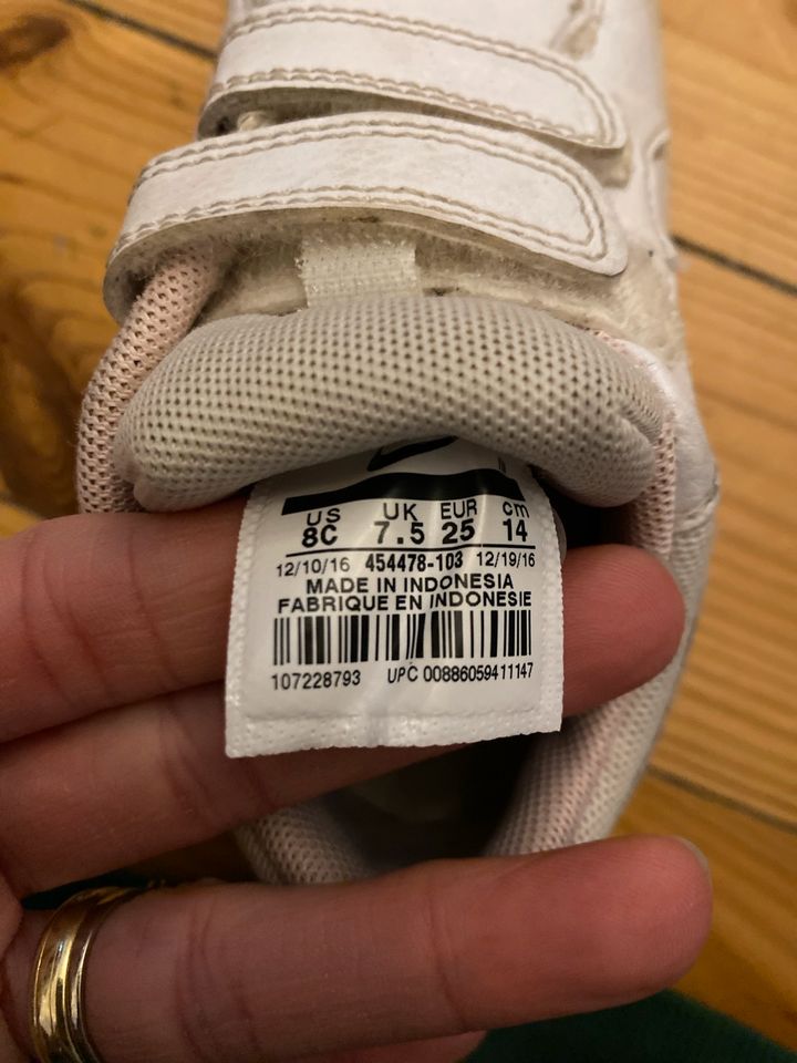 Nike Turnschuhe Größe 25 in Geretsried