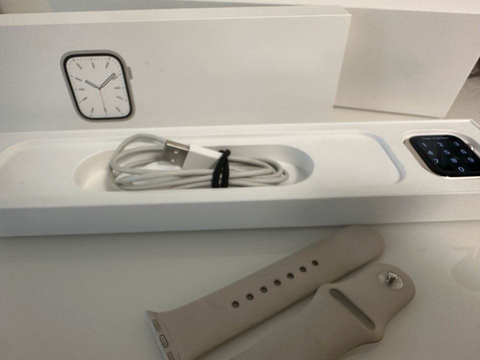 Apple Watch 7 / Starlight mit Sportband und Ladekabel in Hamburg