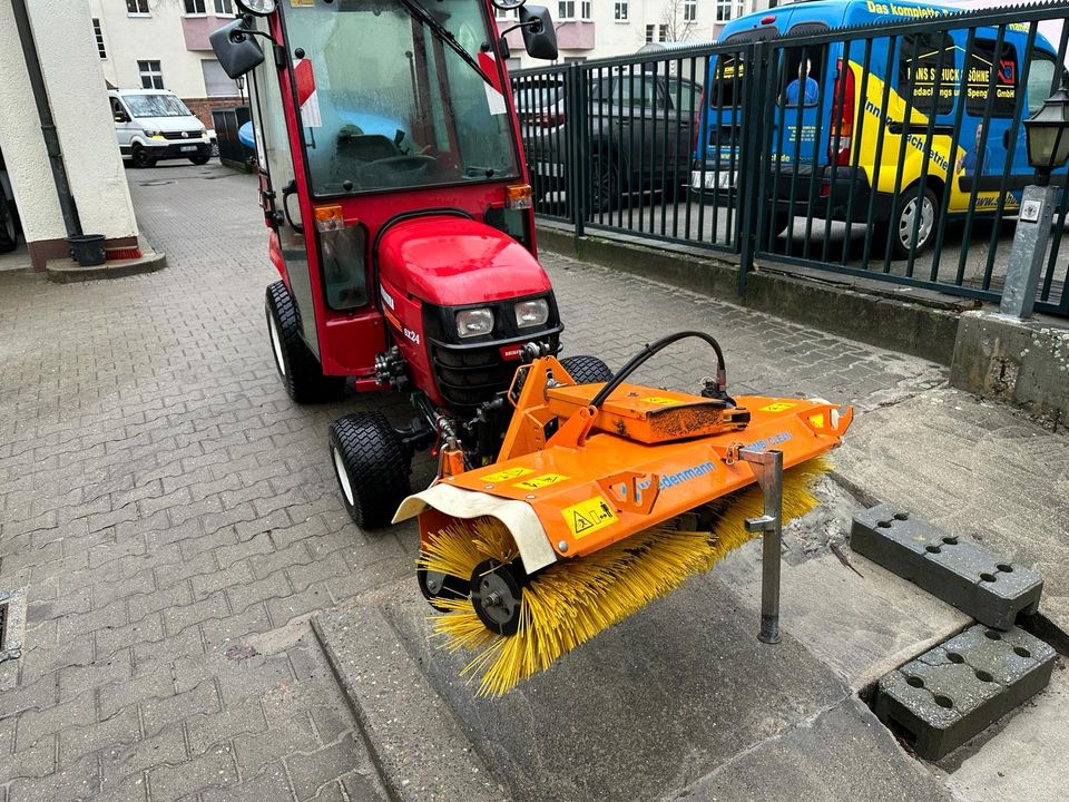 Schneeräumfahrzeug / Kleintraktor / Traktor / Winter in Berlin