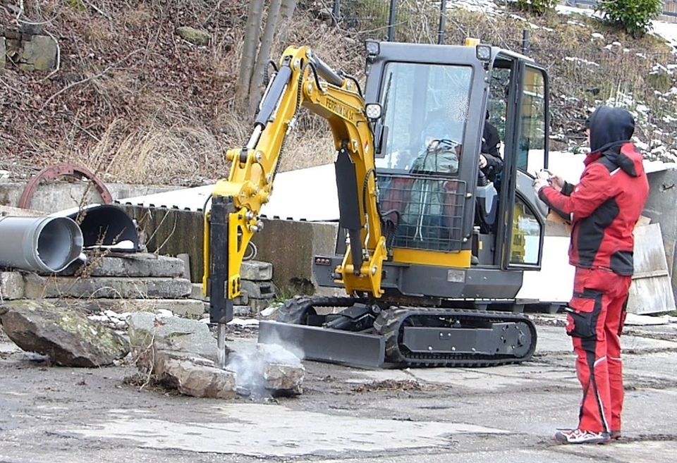 Minibagger 2,4t, Bagger 2400 kg, elekrisch vorgesteuerte Seitenjo in Mulda