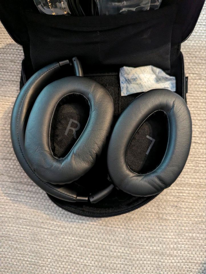 Sennheiser PXC 550 II Noise Cancelling Wireless Headphones in München