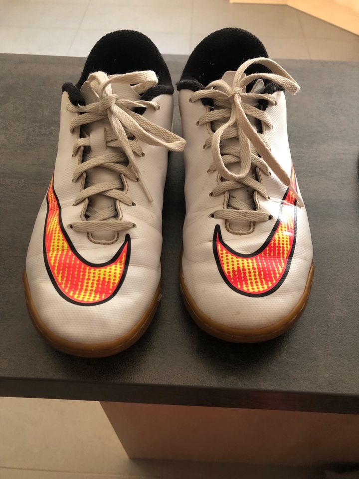 Fußball Schuhe Nike für die Halle  gr 35 in Eußenheim