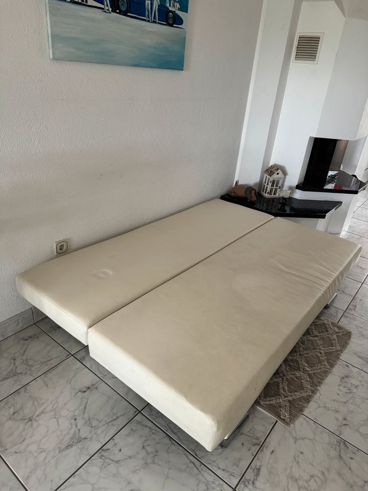 Weiße Couch / Schlaf Sofa beige in Büttelborn