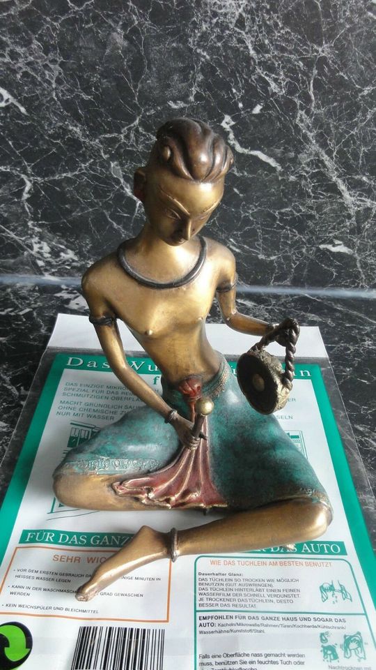 Tempelmusiker aus Thailand, 1.2 kg Bronze, Tempelwächter in Berlin