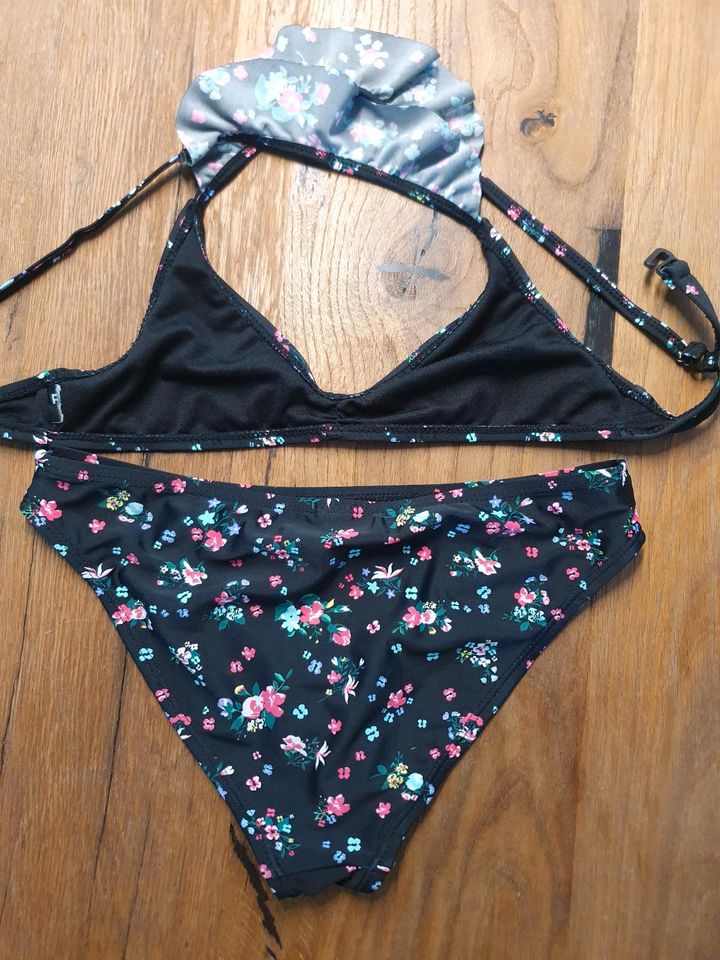 Bikini schwarz mit Blumen in Größe ca. 140 in Kösching