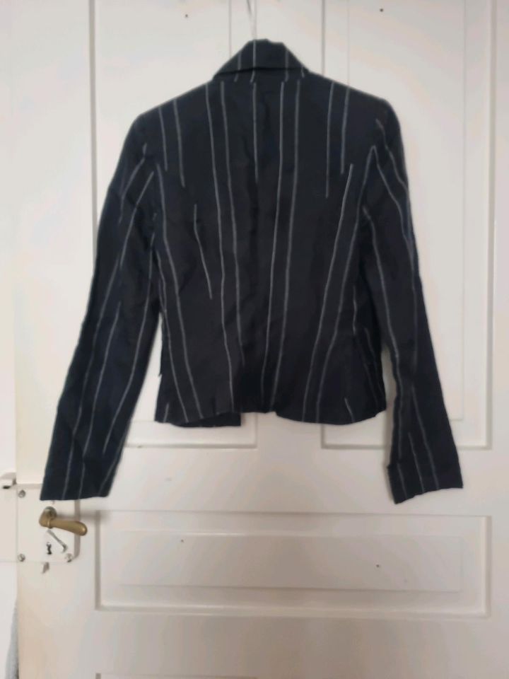 Kurzer schöner nadelstreifen Blazer, Größe XS/S, wie neu in Stuttgart