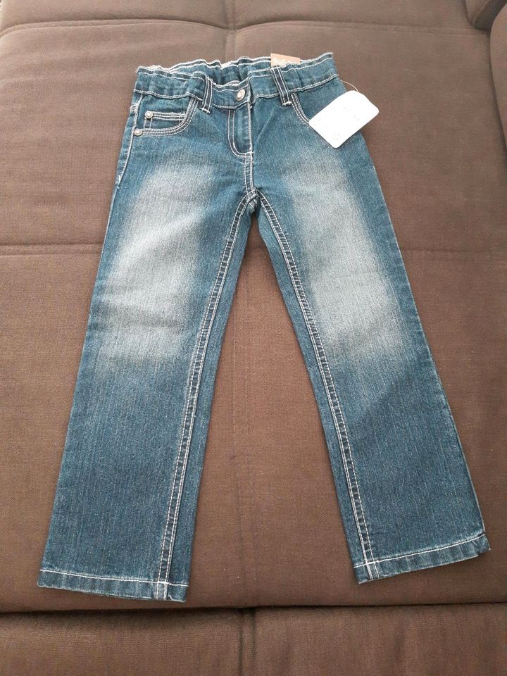 Mädchenjeans, NEU, Größe 104 in Staufenberg