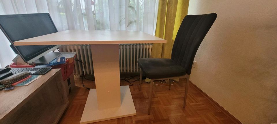 Esszimmertisch mit vier Stühlen in München
