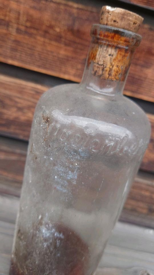 Alte Hengstenberg Flasche, mit Inhalt in Kurort Oberwiesenthal