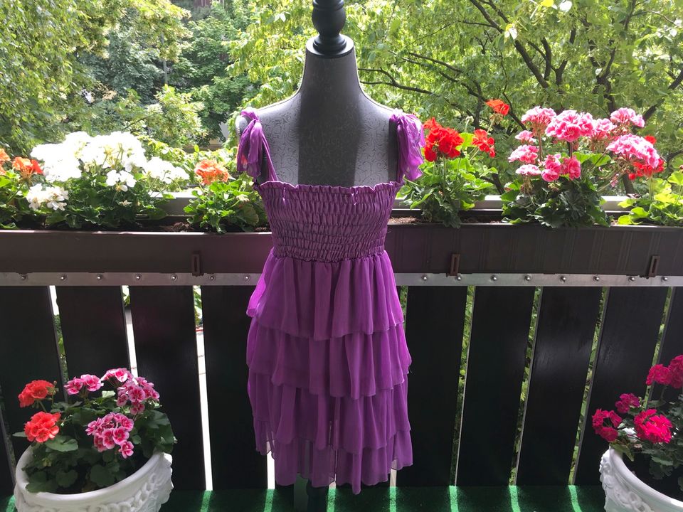 Lila Kleid aus Italien geschmokt mit Volants 38/40 in München