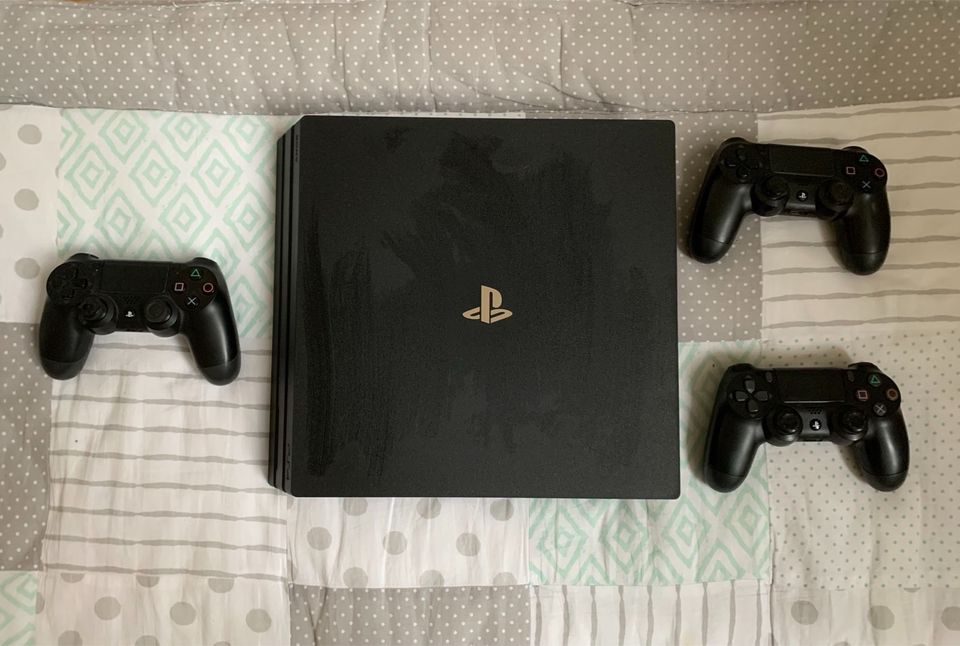 PS4 mit 3 Controllern + HDMI in Hamburg