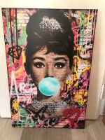 Bild Audrey Hepburn mit Bubble Gum, Leinwand Hessen - Bad Vilbel Vorschau