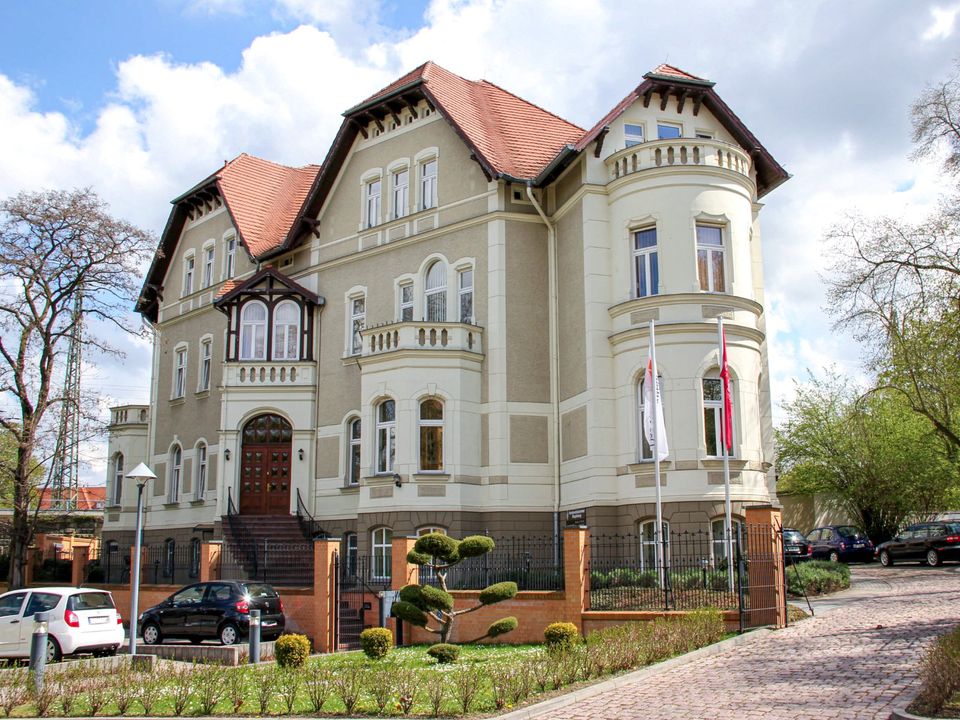 EINDRUCKSVOLLER FIRMENSITZ IN HERRSCHAFTLICHER ART-DECÓ-VILLA in Magdeburg