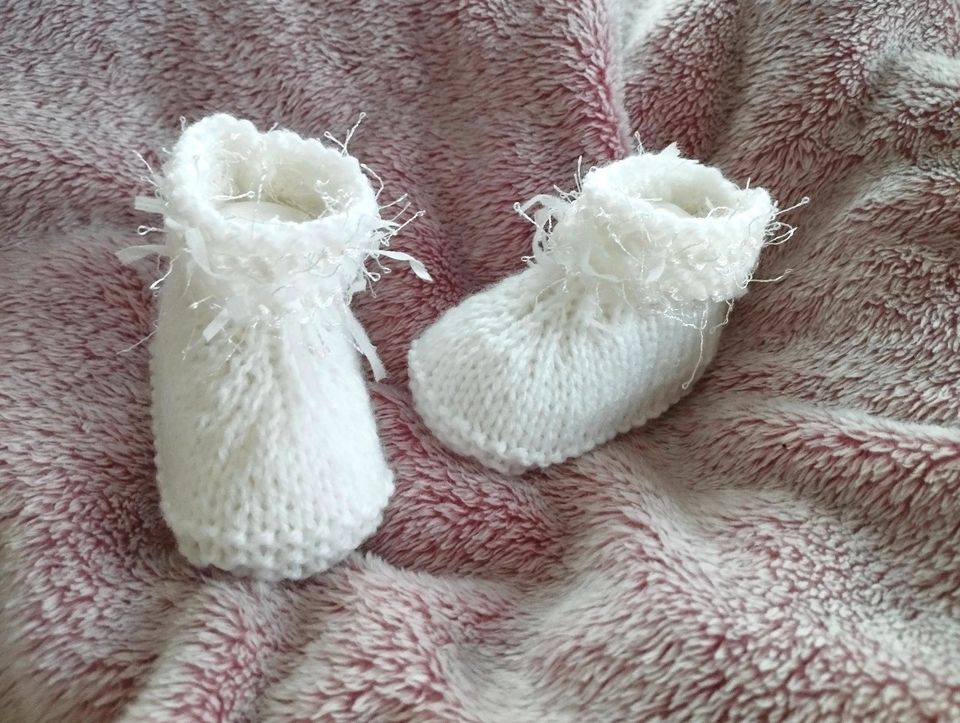 NEU Babyschuhe Frühchen Neugeborene Reborn Babywolle Babygarn in Reinhardtsdorf-Schöna