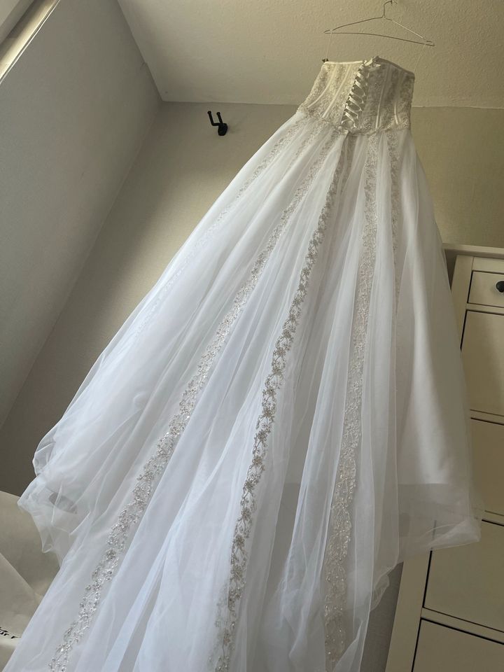 Brautkleid gr. 38-42 Hochzeitskleid - NP: 1249,- Schleier Schmuck in Diepholz