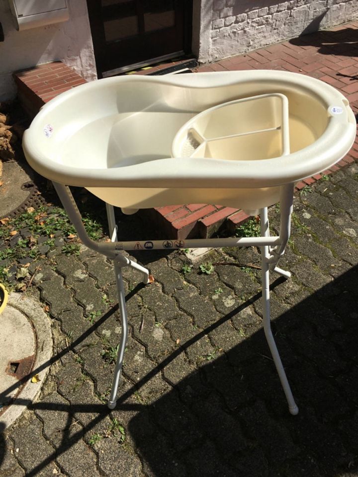 Baby Badewanne mit Gestell in Düsseldorf