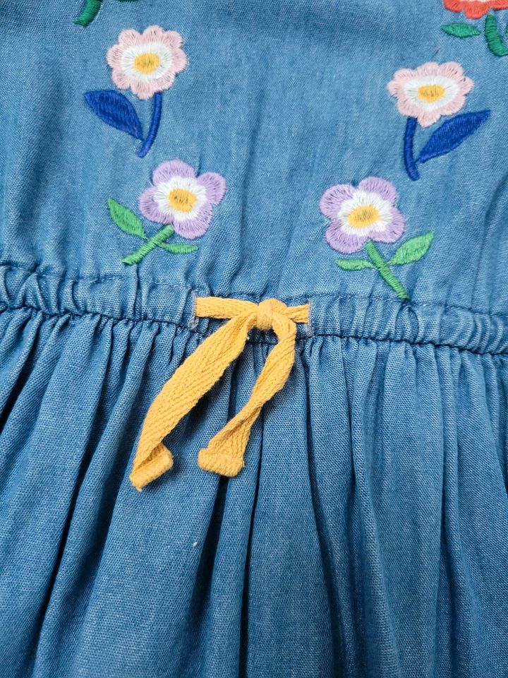 Mini Boden Kleid Gr. 116 blau langarm Stickerei Jeanskleid w.Neu in Wetschen