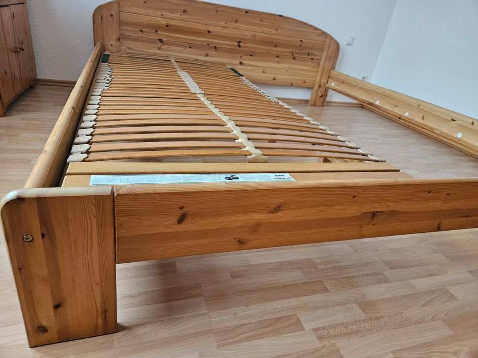 Doppelbett Überlänge 200 x 220 + 1 Lattenrost Massivholz in Gründau