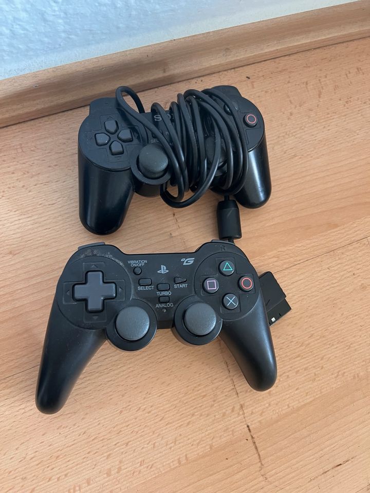 PS 2 inklusive 2 Controllern & Spielen in Bad Wünnenberg