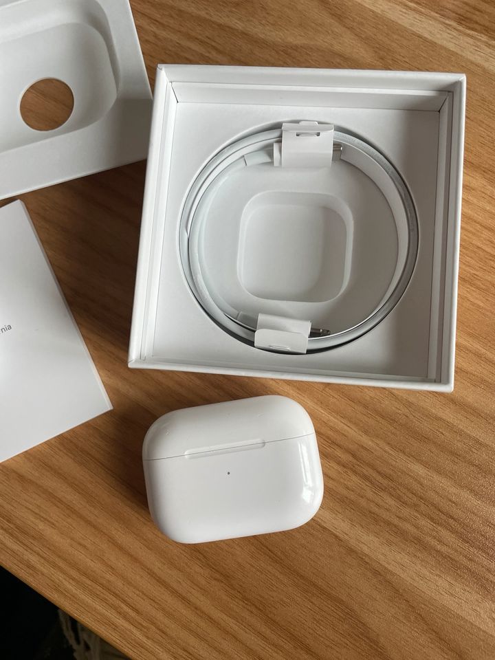 AirPods Pro 1. Generation wireless charging Rauscht Telefonieren in Berlin Mitte