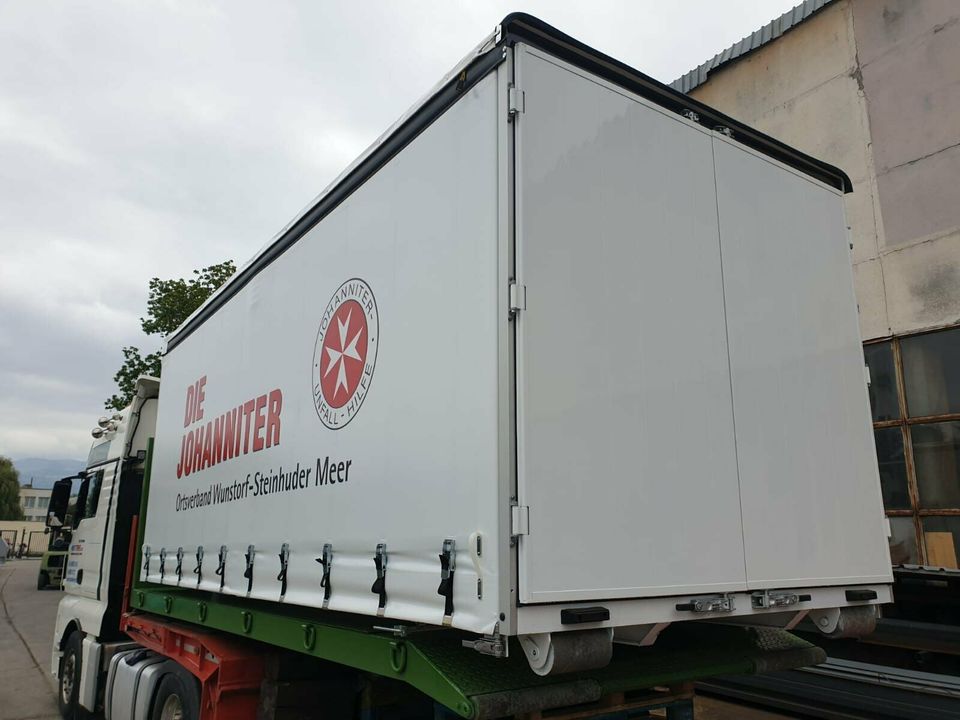 Abrollcontainer mit dreiseitiger Plane in Halberstadt