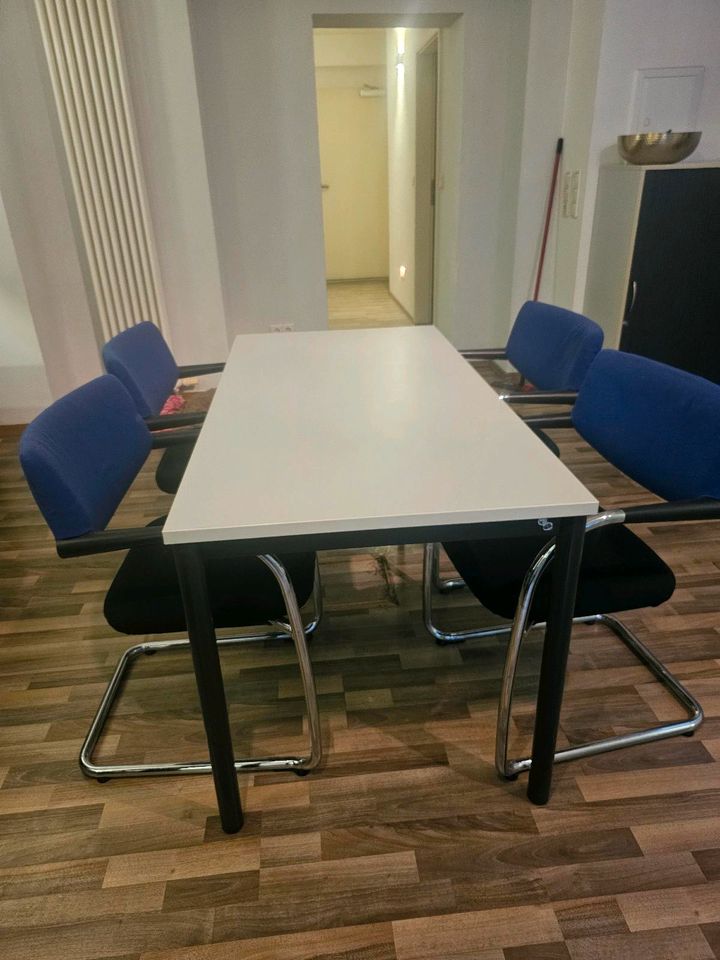 Bürotisch und 4 Stühle in Berlin