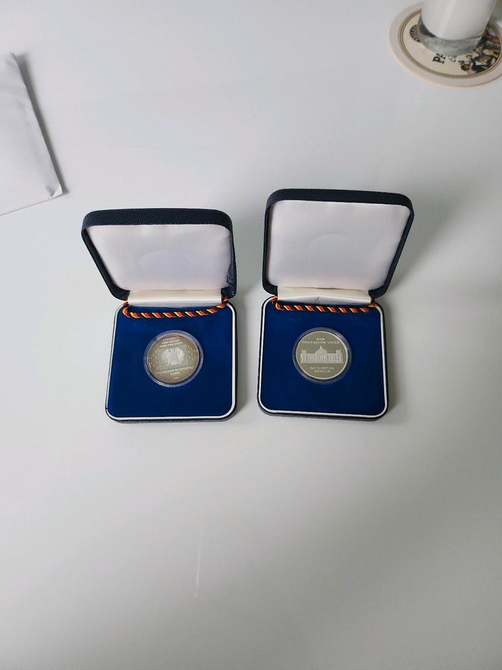 2 Silbermedaille (1000er) -Deutscher Bundestag Bonn-, gekapselt u in Berlin