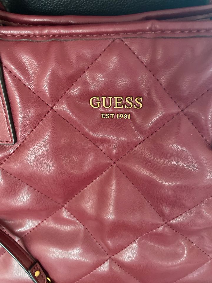 Guess Tasche, Shopper Vikky Weinrot in Hamburg