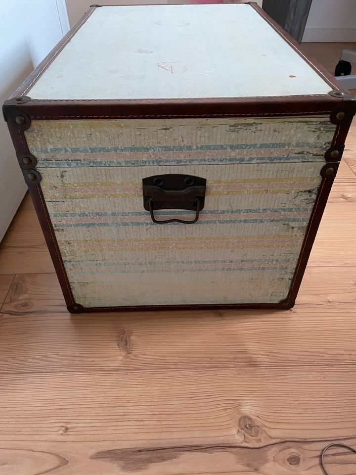 Kiste, Beistelltisch, Wäsche Truhe, Vintage in Köln