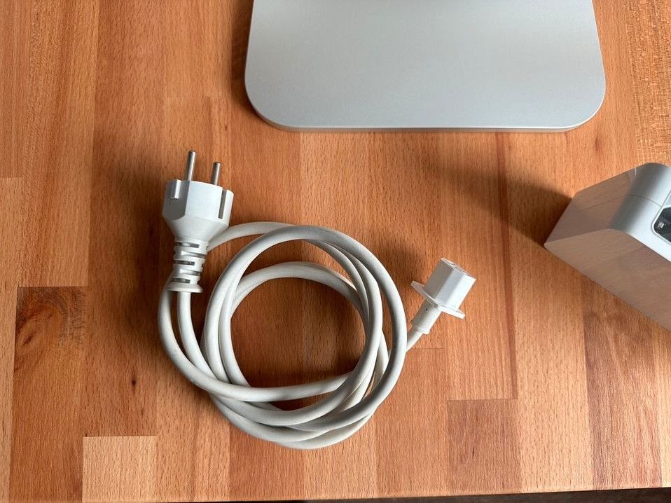 Apple Cinema Display 30” und USB-C Adapter in Frankfurt am Main