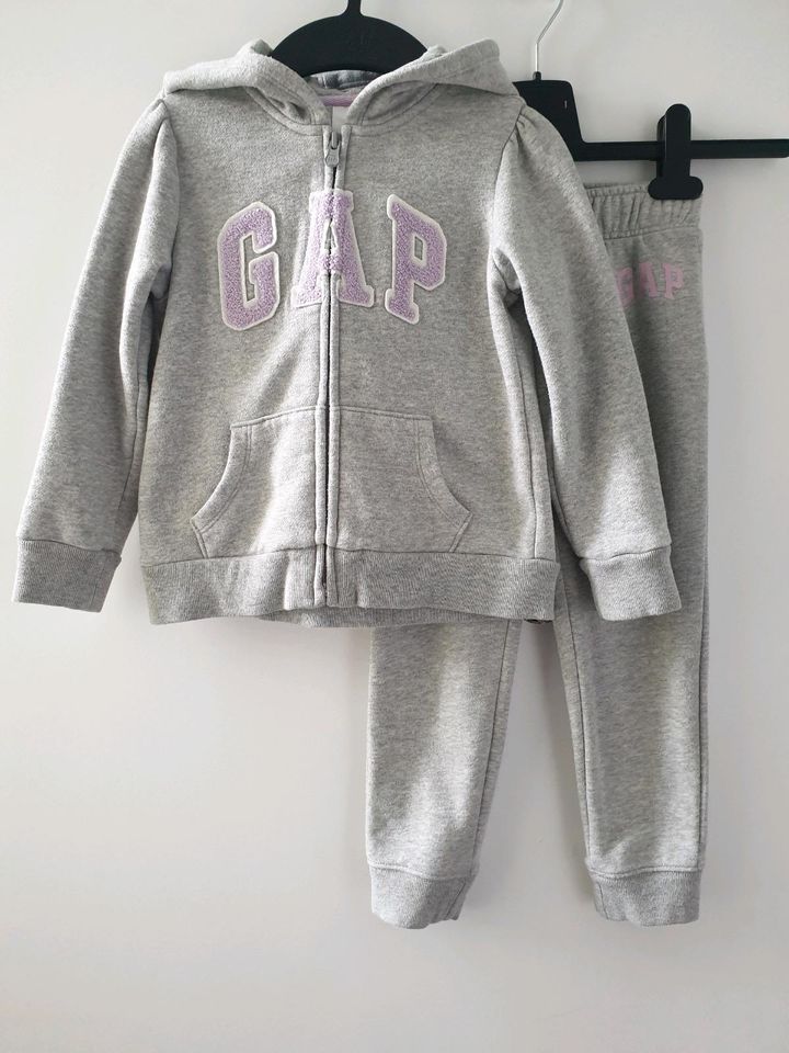 ☆☆ neuwertig: GAP Kombi - Sweatjacke & Sweathose * Gr.104/110 ☆☆ in Berlin