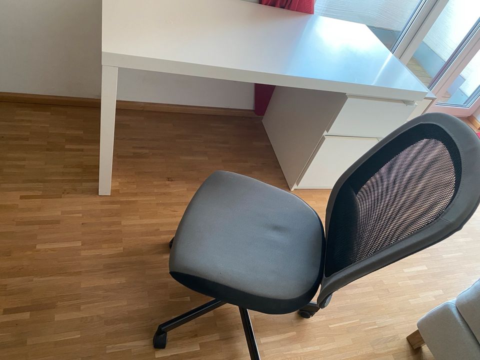 Ikea Schreibtisch weiß und Schreibtischstuhl in Regensburg