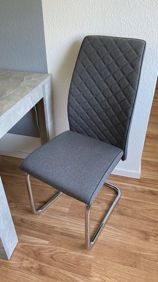 Esstisch mit 2 Stühlen grau in Uelzen