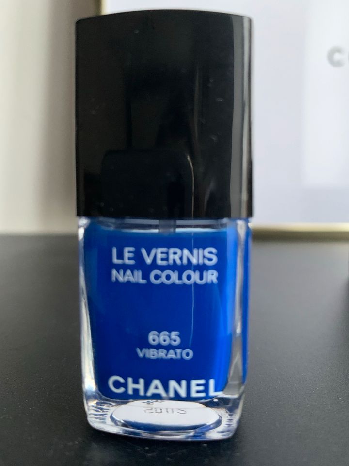 Le Vernis Chanel Nagellack Vibrato 665 blau in Freilassing