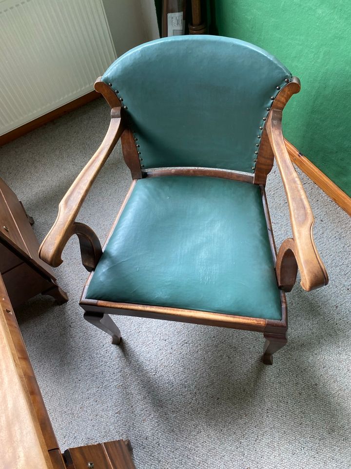 Antiker / Alter Schreibtisch mit Stuhl in Oldisleben