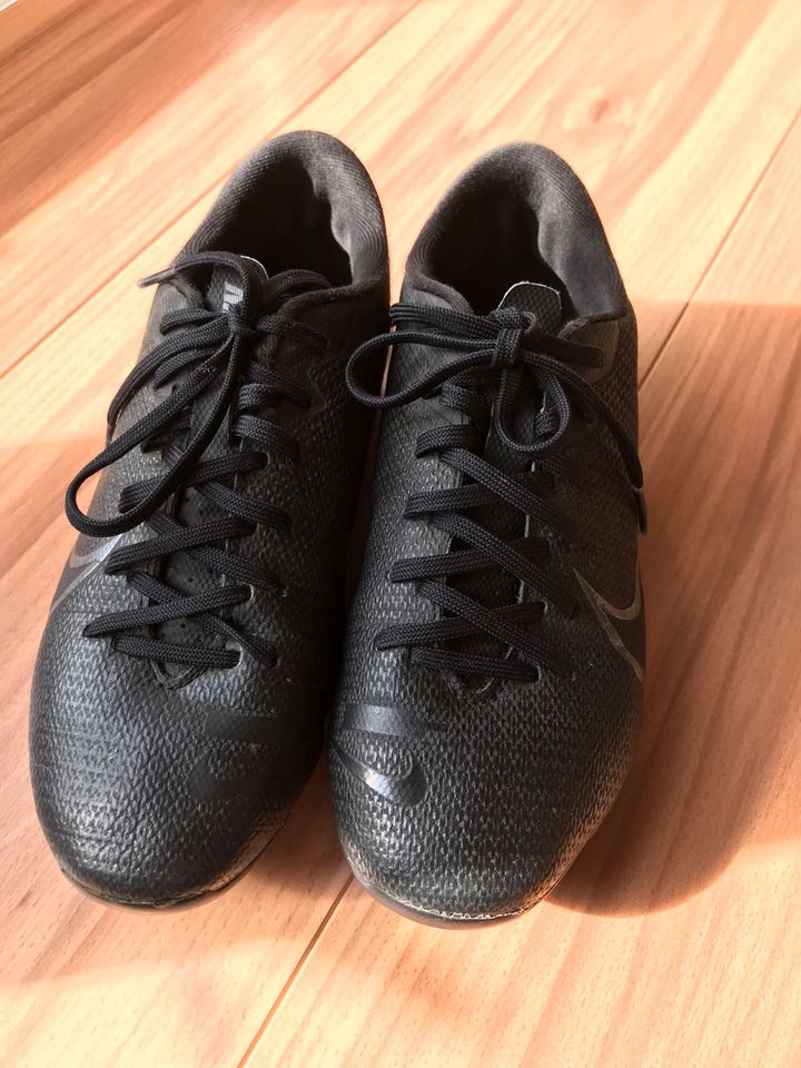 Fussballstollenschuh, nike Gr. 33 in Syke