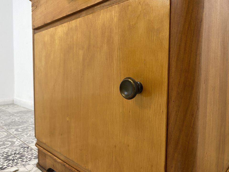 WMK 1/2 Hübscher und geräumiger Mid-Century Nachttisch aus vollem Holt mit Schublade und hübschen Messinggriffen # Nachtschrank Nachtschränkchen Nachtkommode Kommode Beistelltisch DDR VEB Vintage in Berlin