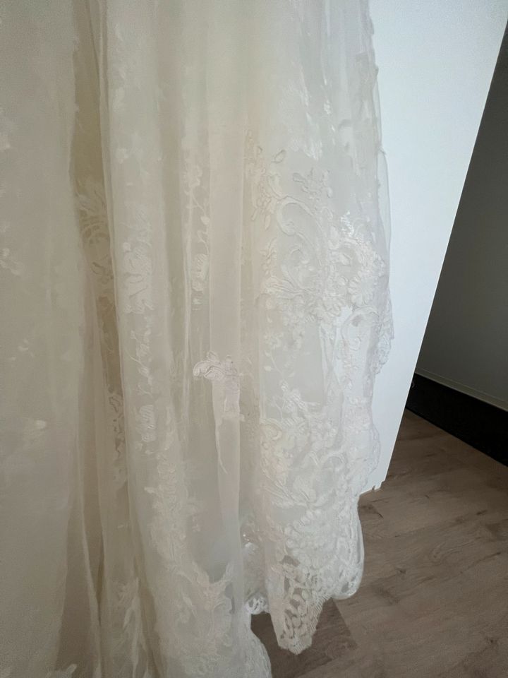 Brautkleid Cecile Meerjungfrau Spitze ivory Größe 38 / M in Köln