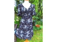 Chiffon Kleid schwarz gemustert Biesen Spitze Schleife 44-46 Hessen - Maintal Vorschau