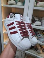 Adidas Superstar Gr.  40 2/3 weiß bordeaux Sneaker Berlin - Lichtenberg Vorschau